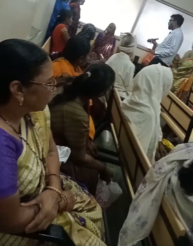 वृद्धांना डोळ्याचा ऑपरेशन साठी योगीराज हॉस्पिटल मध्ये घेऊन गेली